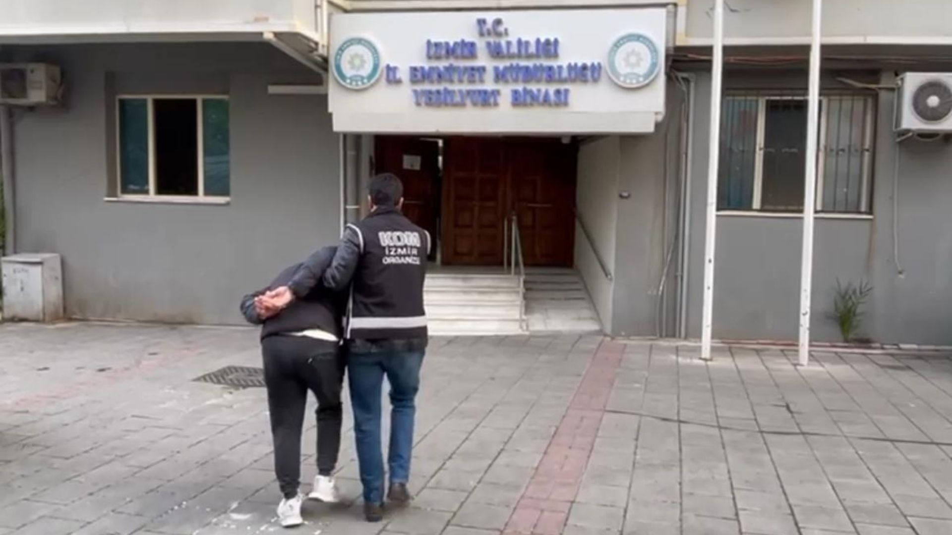 İzmir’de Suç Örgütü Propagandasına Yönelik Operasyonda 30 Kişi Gözaltında (1)