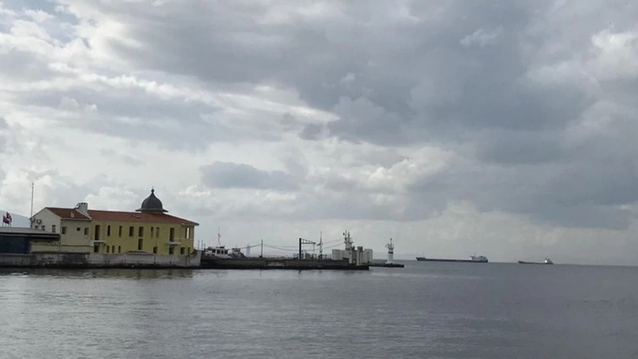 İzmir’de "yaz" havasına yağmur molası: Bugün güneşli, 1 Mayıs'ta sağanak geliyor!