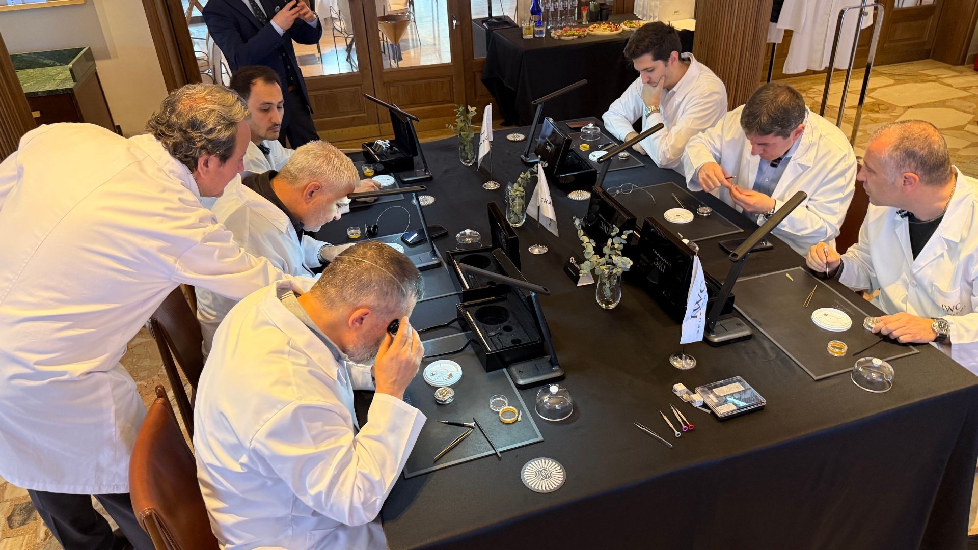 Koleksiyonerler Milyonluk İsviçre Saatlerini Söküp Yeniden Topladı (1)