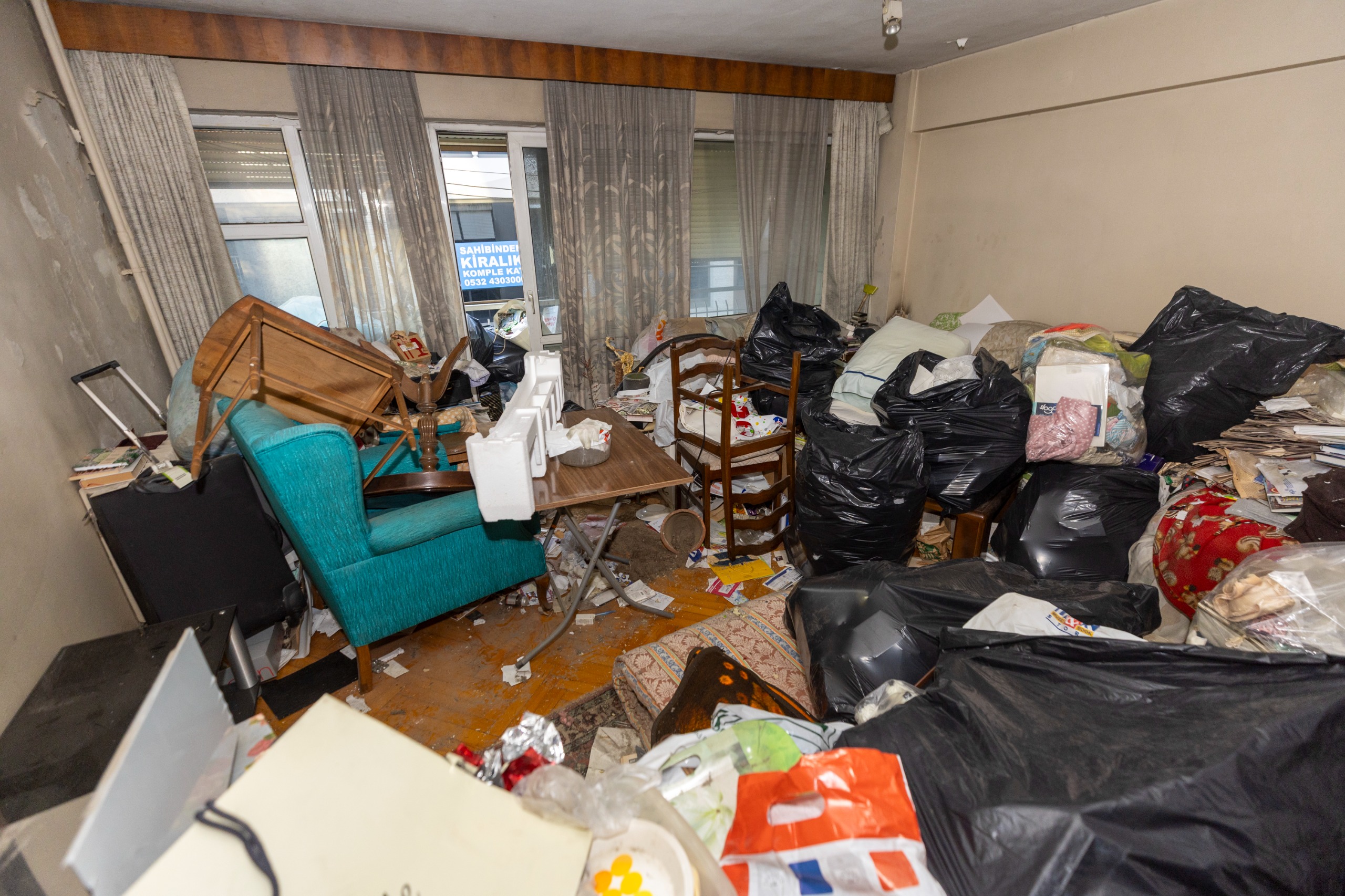 Konak Belediyesi’nden Çöp Ev Operasyonu 4 Kamyon Atık Çıktı (3)