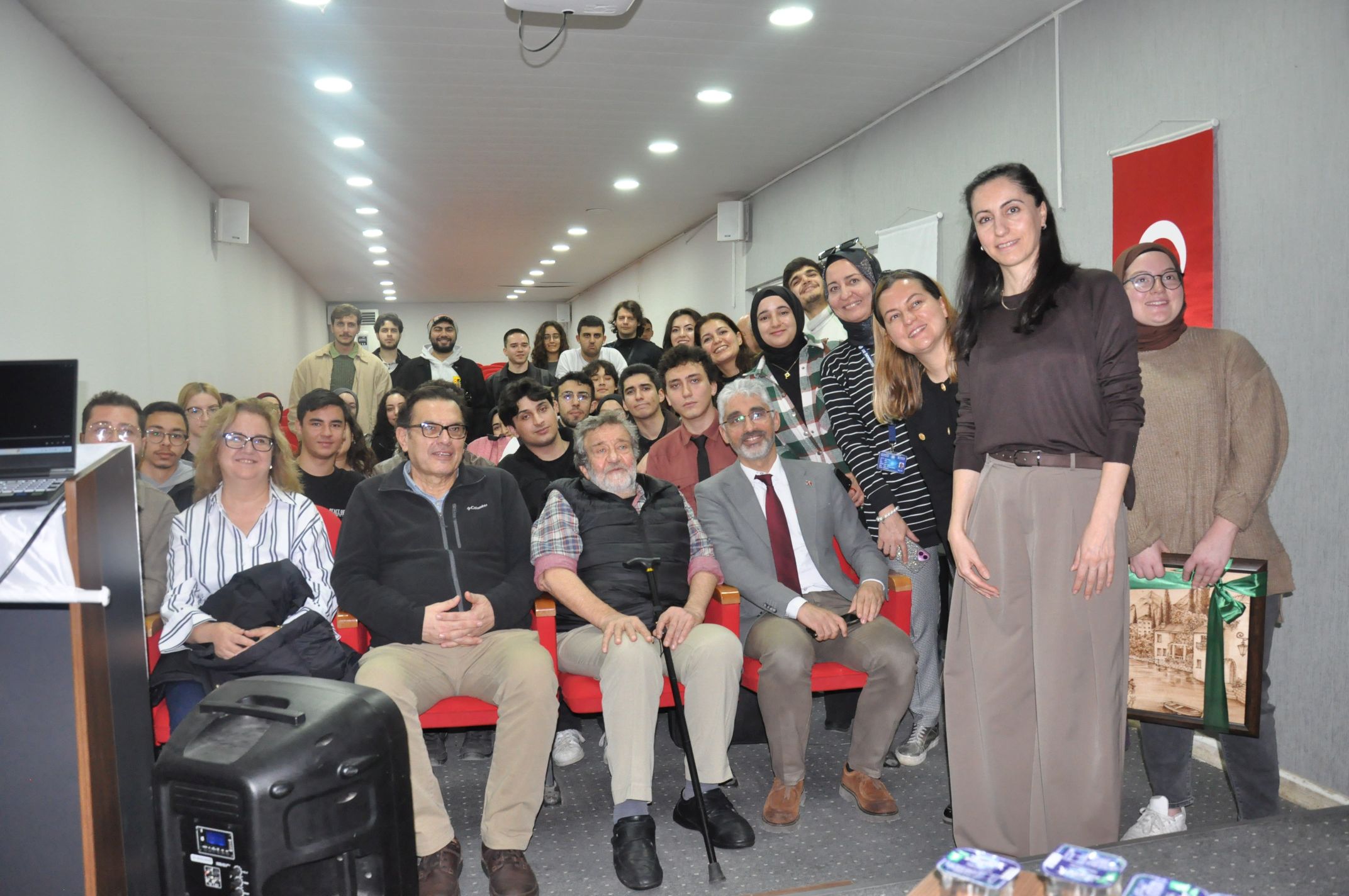 Savas Muhabiri Izmirde Genclerle Bulustu 2