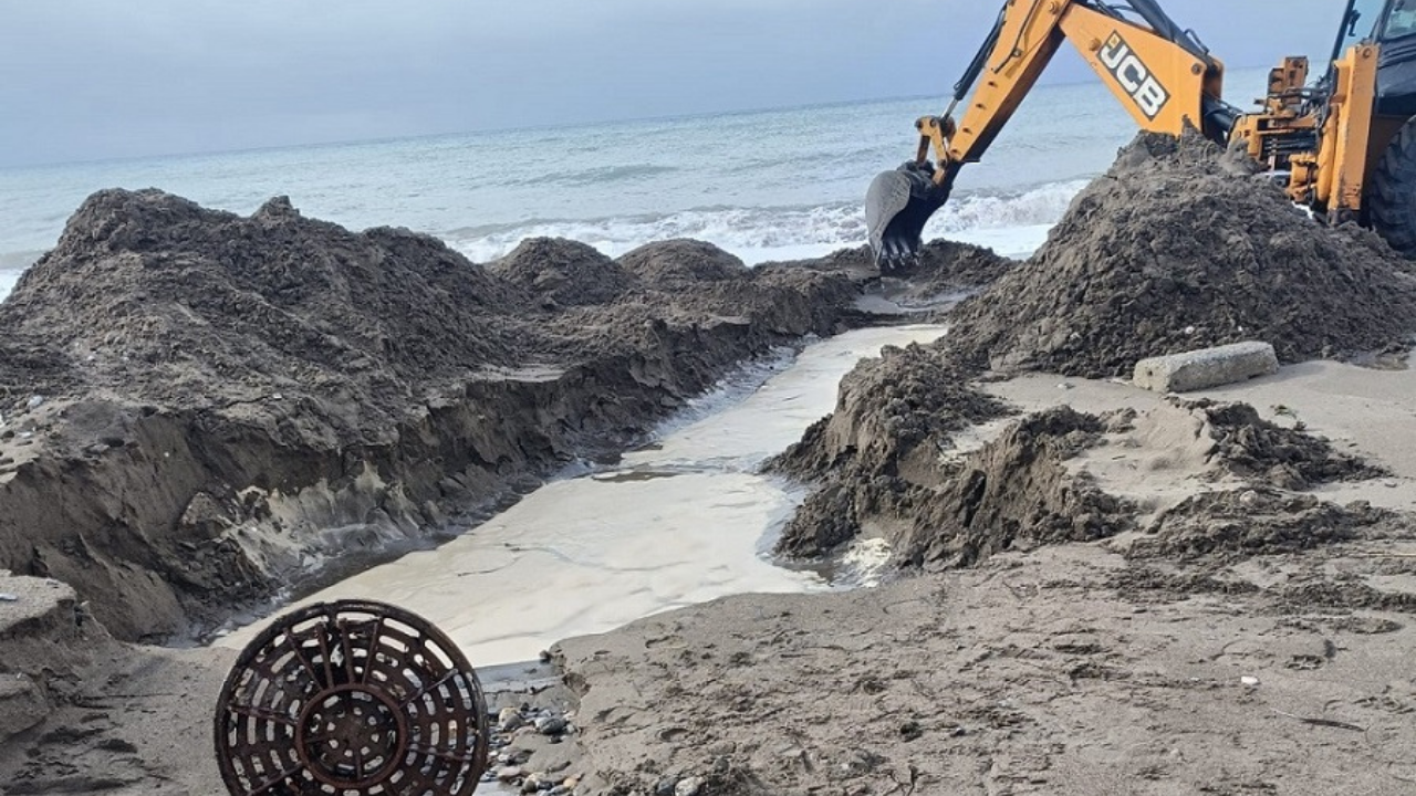 Menderes Belediyesi Yoğun Yağışlarda Sahada-1