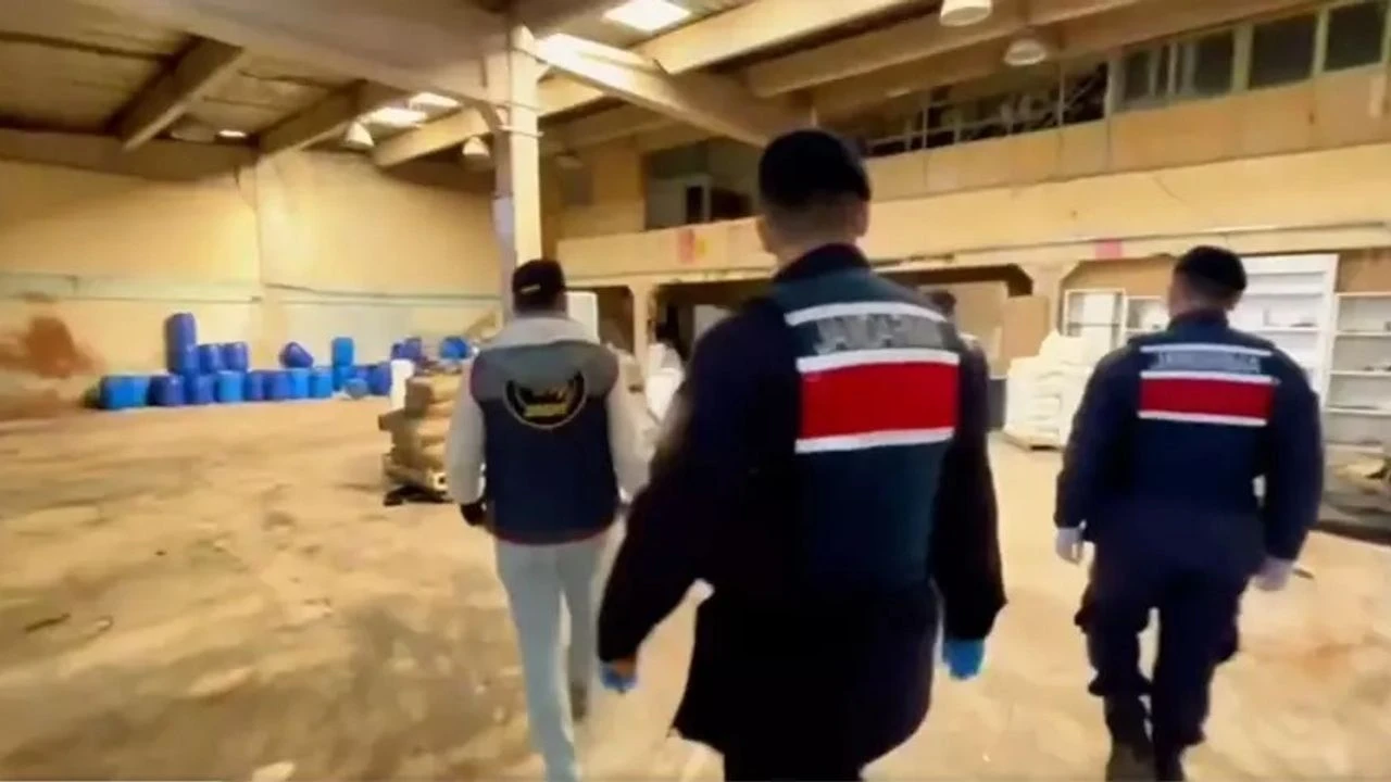 Bakan Yerlikaya Paylasti Izmirde 1 Ton Hap Ham Maddesi Ele Gecirildi 2