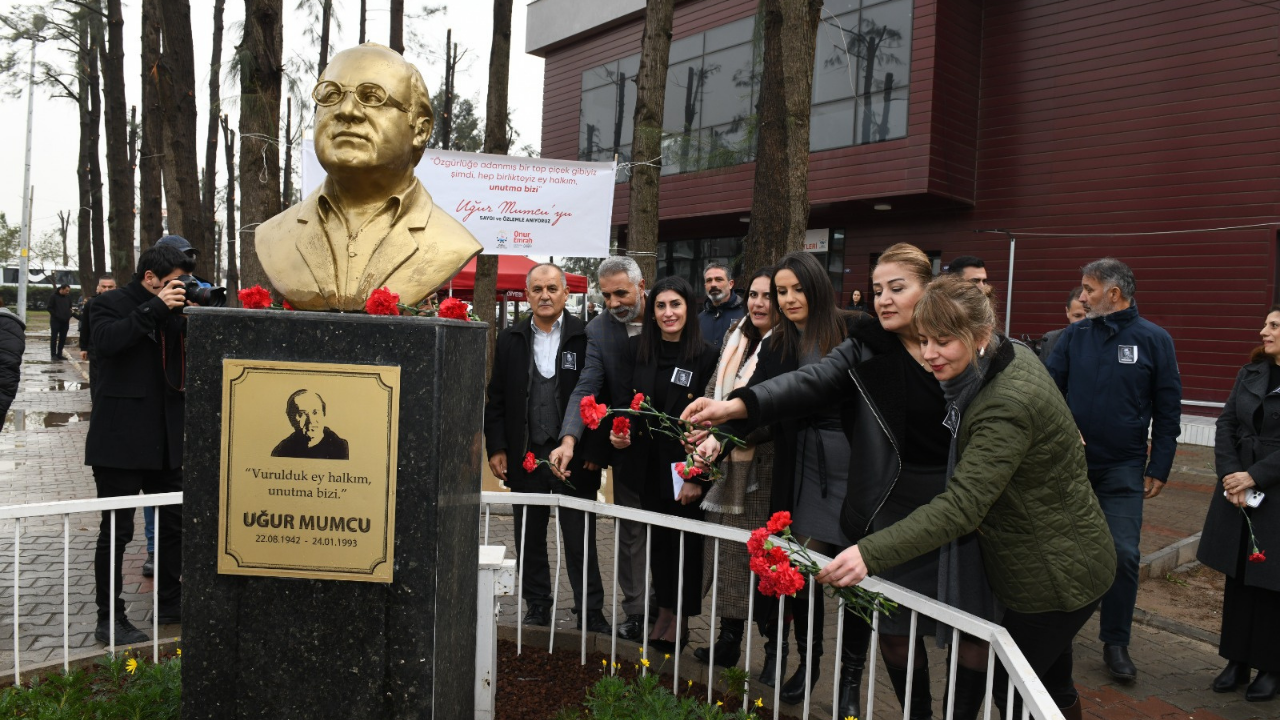 Çiğli’de Uğur Mumcu Anmasışiirler, Türküler Ve Karanfillere Adalet Vurgusu
