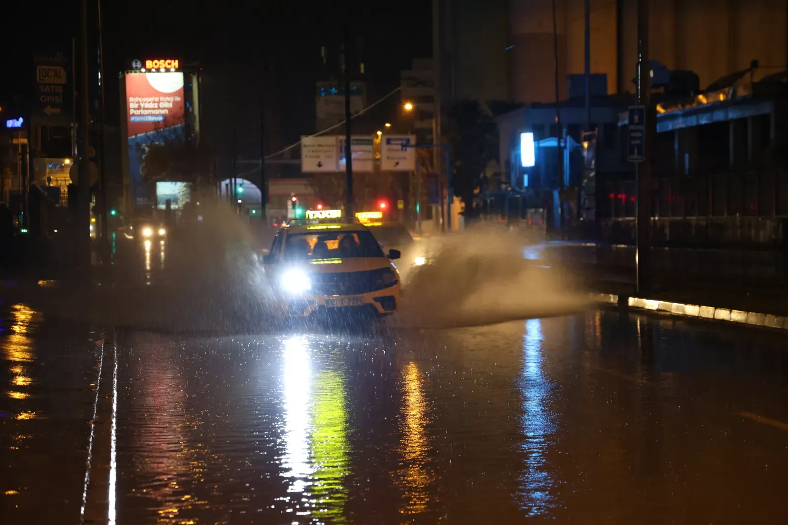 Izmir I Saganak Vurdu Cadde Ve Sokaklar Sular Altinda 1765574701