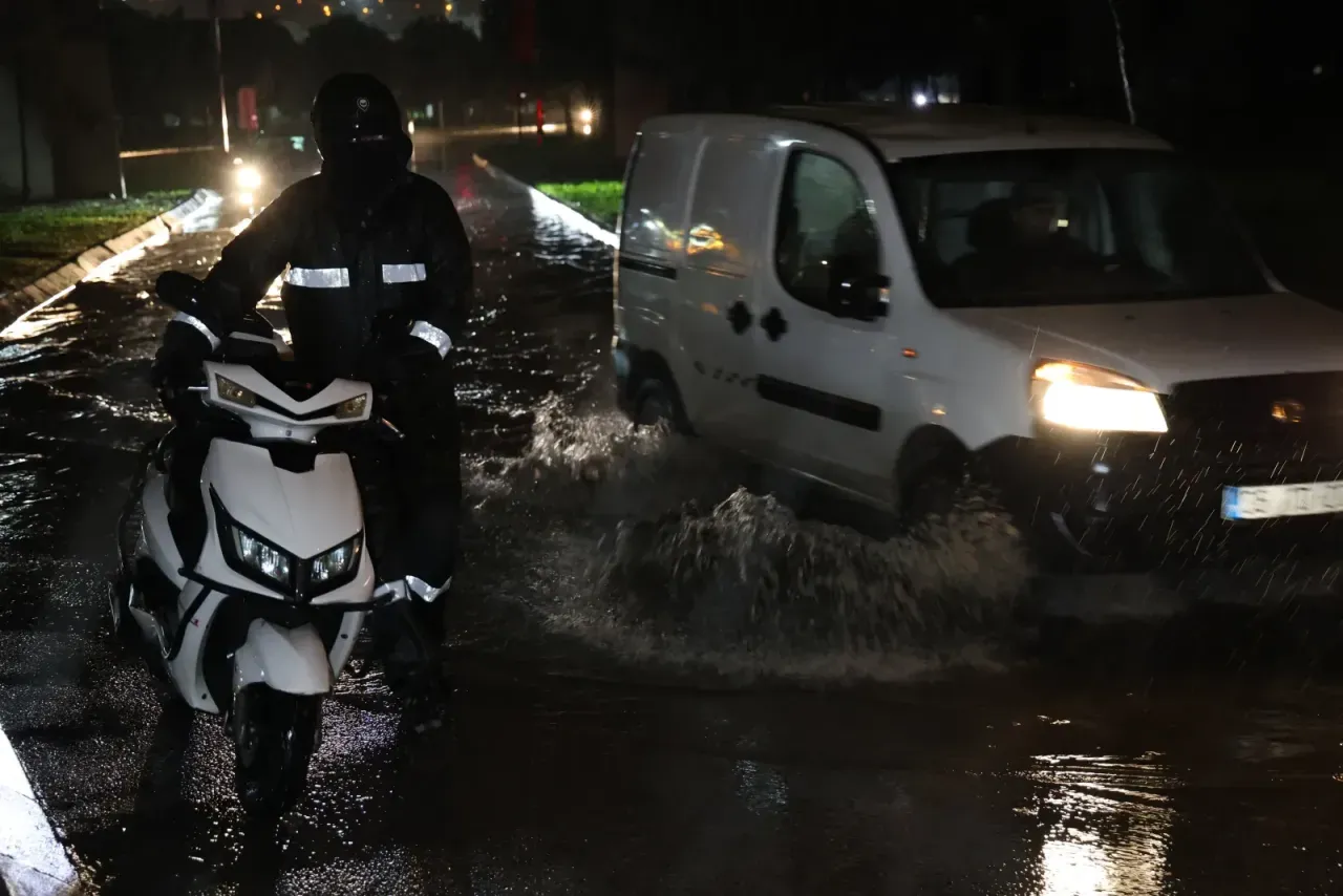Izmir I Saganak Vurdu Cadde Ve Sokaklar Sular Altinda 3