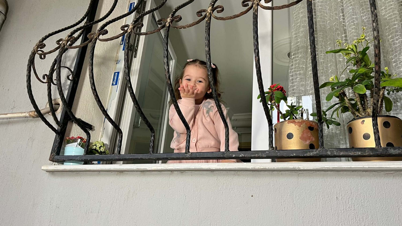 Pencereden başlayan dostluk: Çöp kamyonu şoförü ve minik Ayşe Nisa’nın sıcacık bağı-1