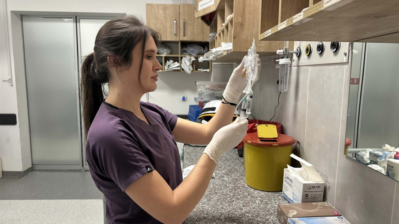 Hastanede İnsanlara, Çiftlikte Hayvanlara Umut Oluyor-1