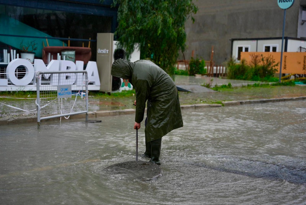 Çeşme Belediyesi Yağmurla Mücadelede Tüm Ekipleriyle Sahadaphoto 2026 02 05 15 19 37 3