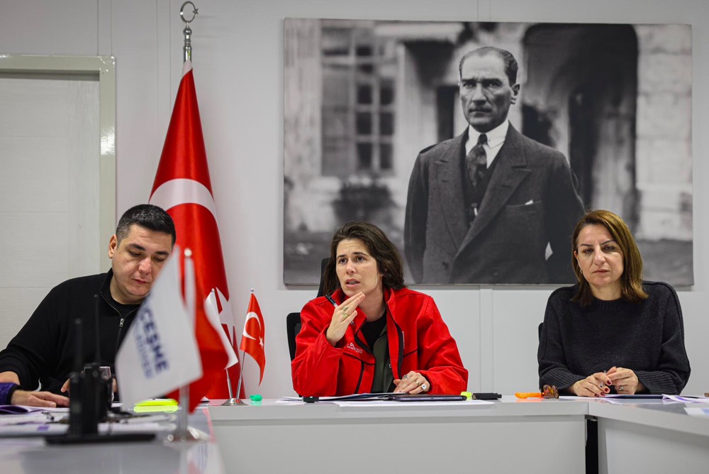 Çeşme Belediyesi Yağmurla Mücadelede Tüm Ekipleriyle Sahadaphoto 2026 02 06 00 28 33