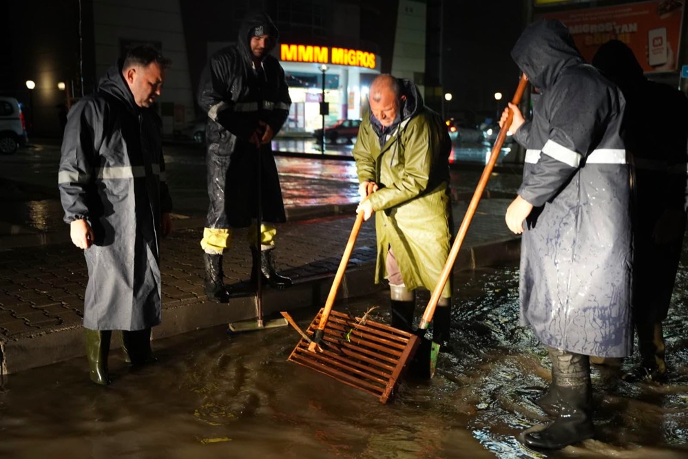 Çeşme’de Şiddetli Yağışa Karşı Kesintisiz Mücadelephoto 2026 01 26 21 59 55 3