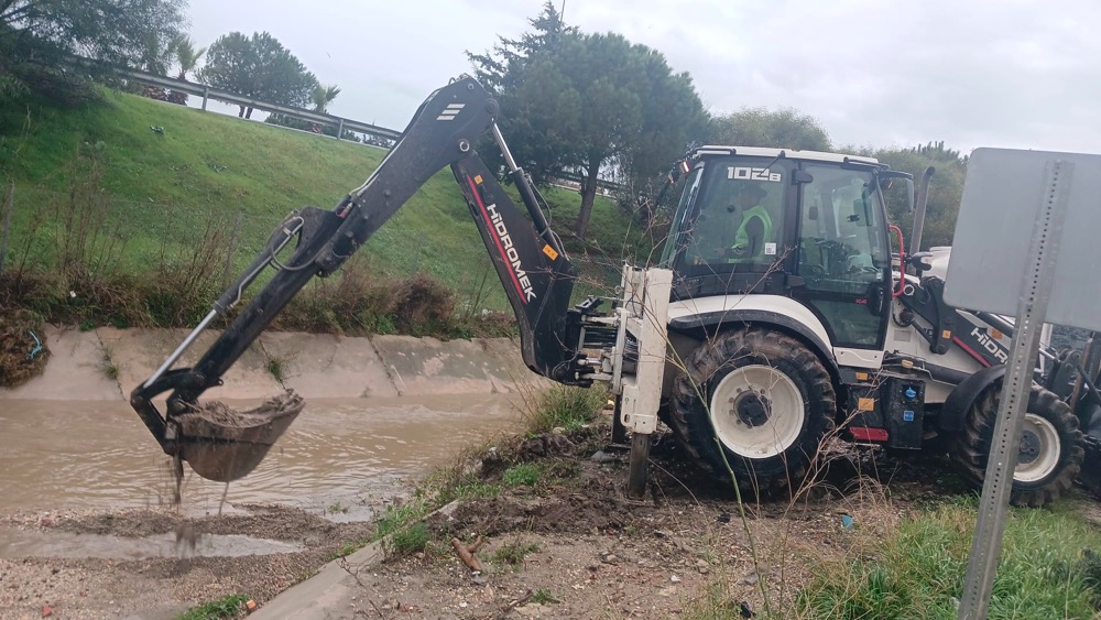 Çeşme’de Şiddetli Yağışa Karşı Kesintisiz Mücadelephoto 2026 02 02 09 48 24