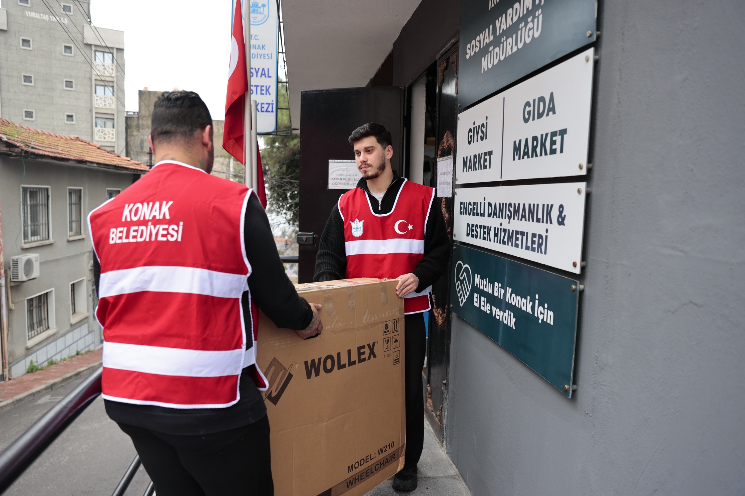Konak’ta Kimse Yalnız Değil Tekerlekli Sandalyesine Konak Belediyesi Ile Ulaştı (4)