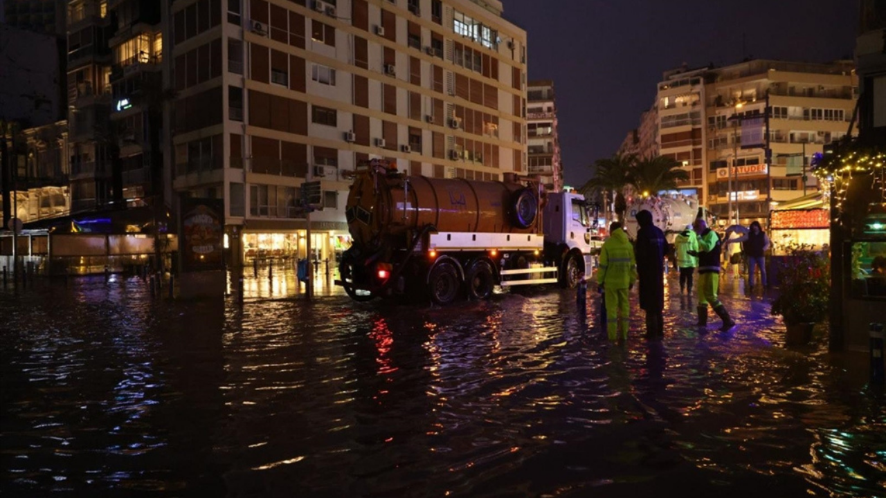 İzmir’de deniz kabardı, seviye 85 santimetreye ulaştı-2