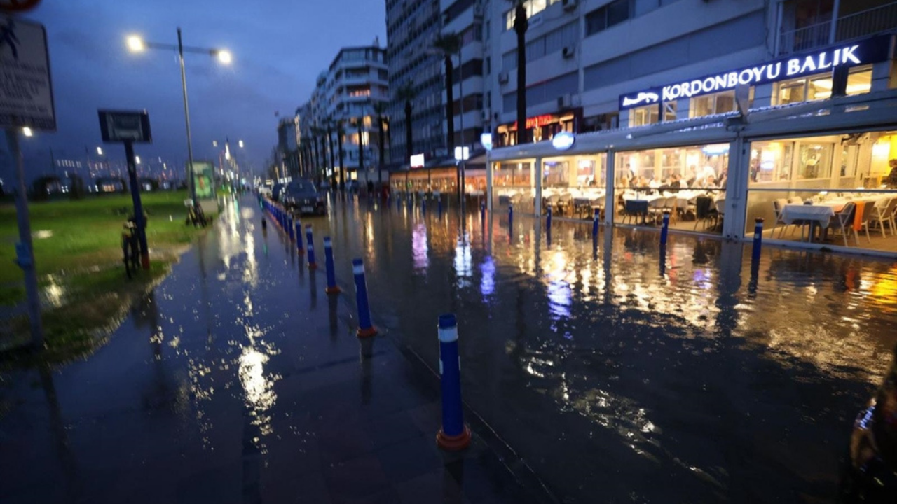 İzmir’de deniz kabardı, seviye 85 santimetreye ulaştı-1
