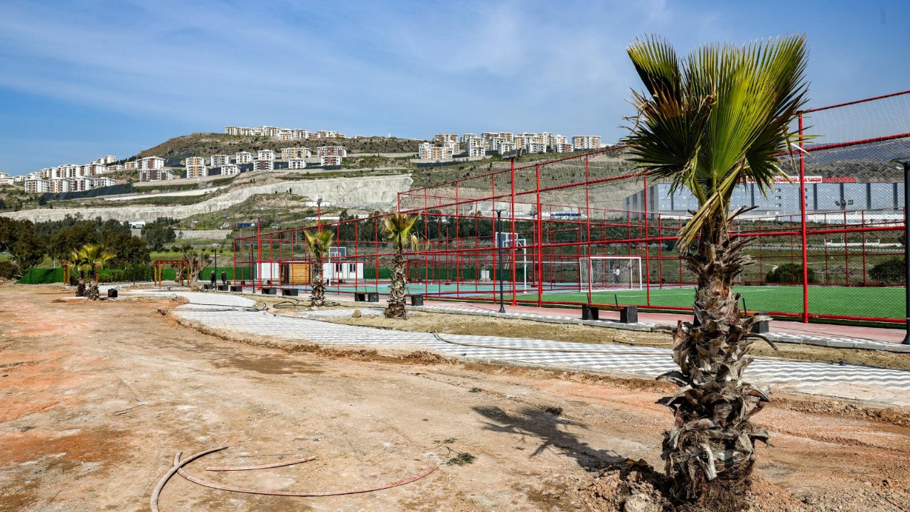 Bayraklı'da Ferdi Zeyrek Spor Kompleksi'nde Çalışmalar Sona Yaklaştı-1