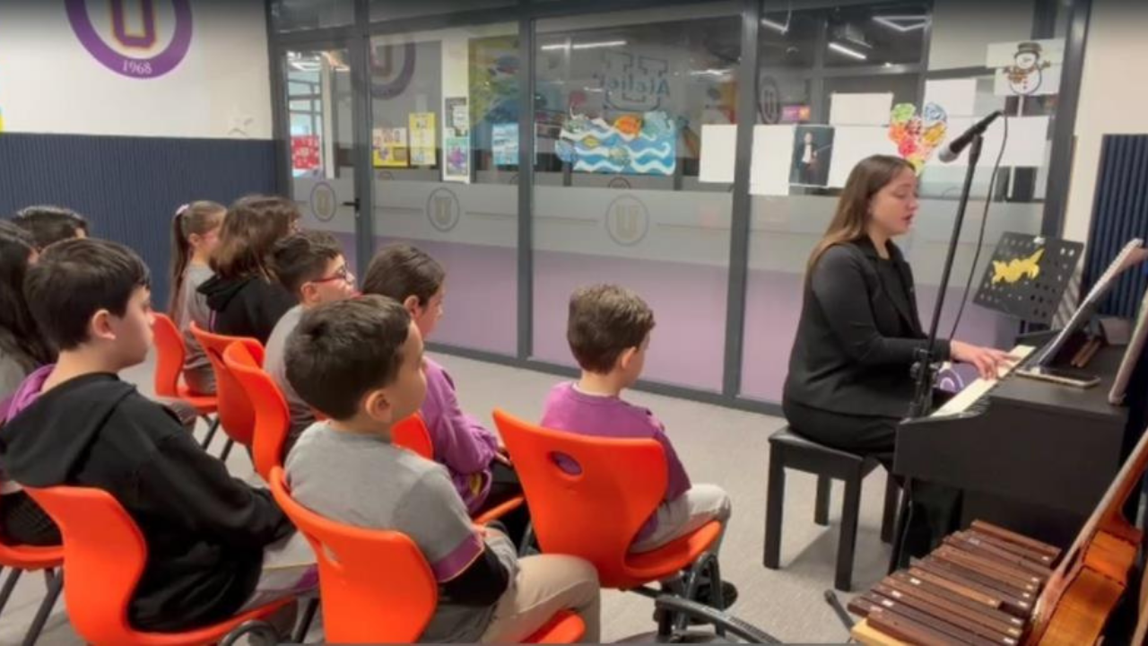 Sınıfta türkü söyleyen öğretmen sosyal medyada dikkat çekti-1