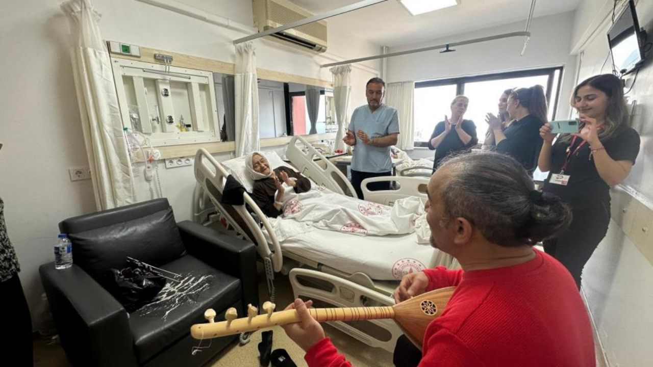 İzmir’de palyatif servisinde “Yaşlılar Haftası” etkinliği düzenlendi-1