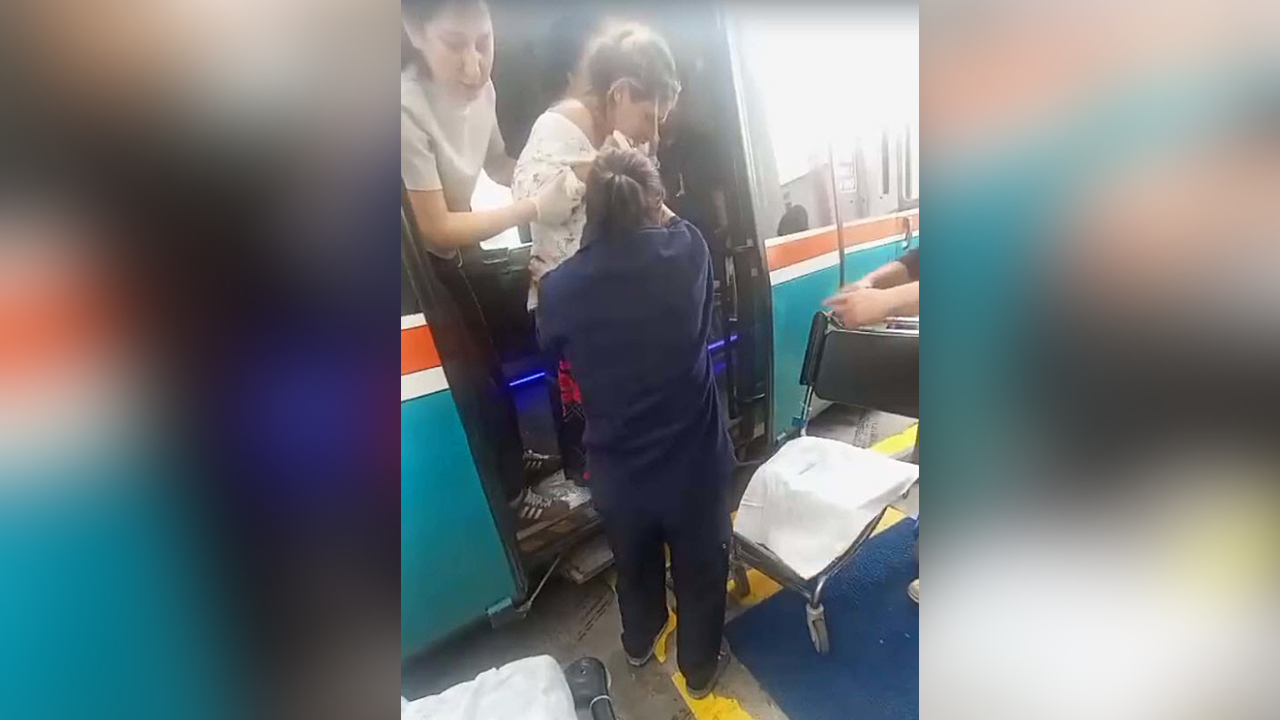 Dolmuşta Doğum Yaptı, Hastaneden Kaçtı: Bebek Koruma Altına Alındı