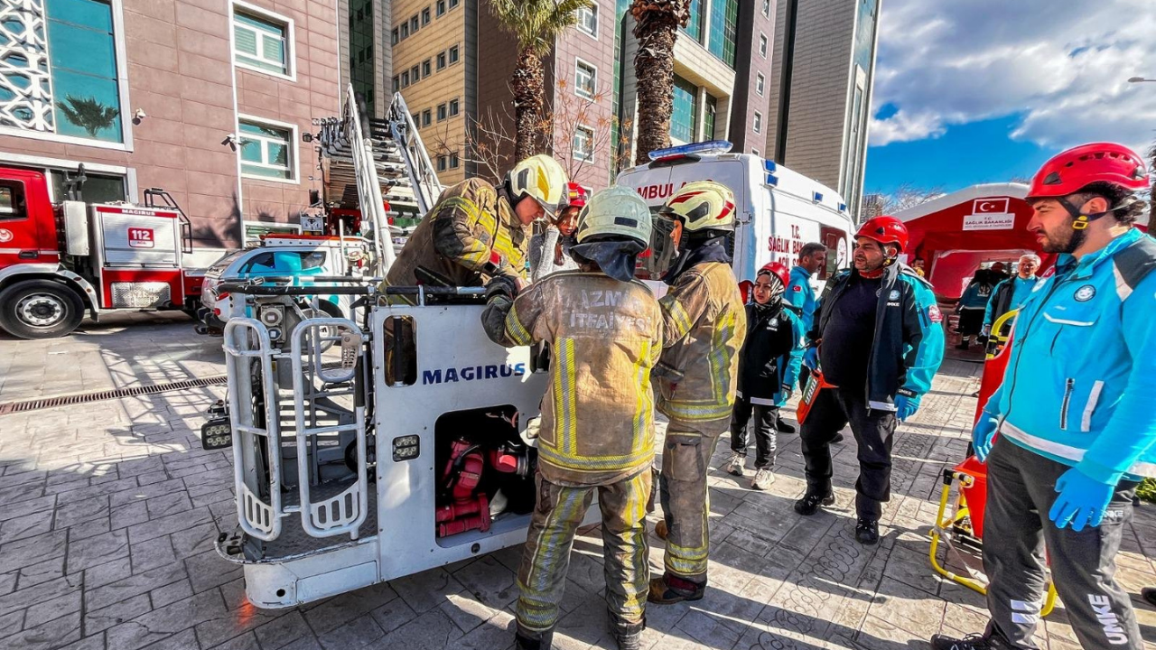 İzmir Adliyesi’nde Kontrollü Tahliye ve Bomba Tatbikatı-1