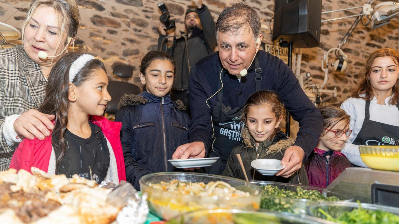 Başkan Tugay Tire’de Önlük Giydi, Mutfağa Girdi, Yemek Yaptı3
