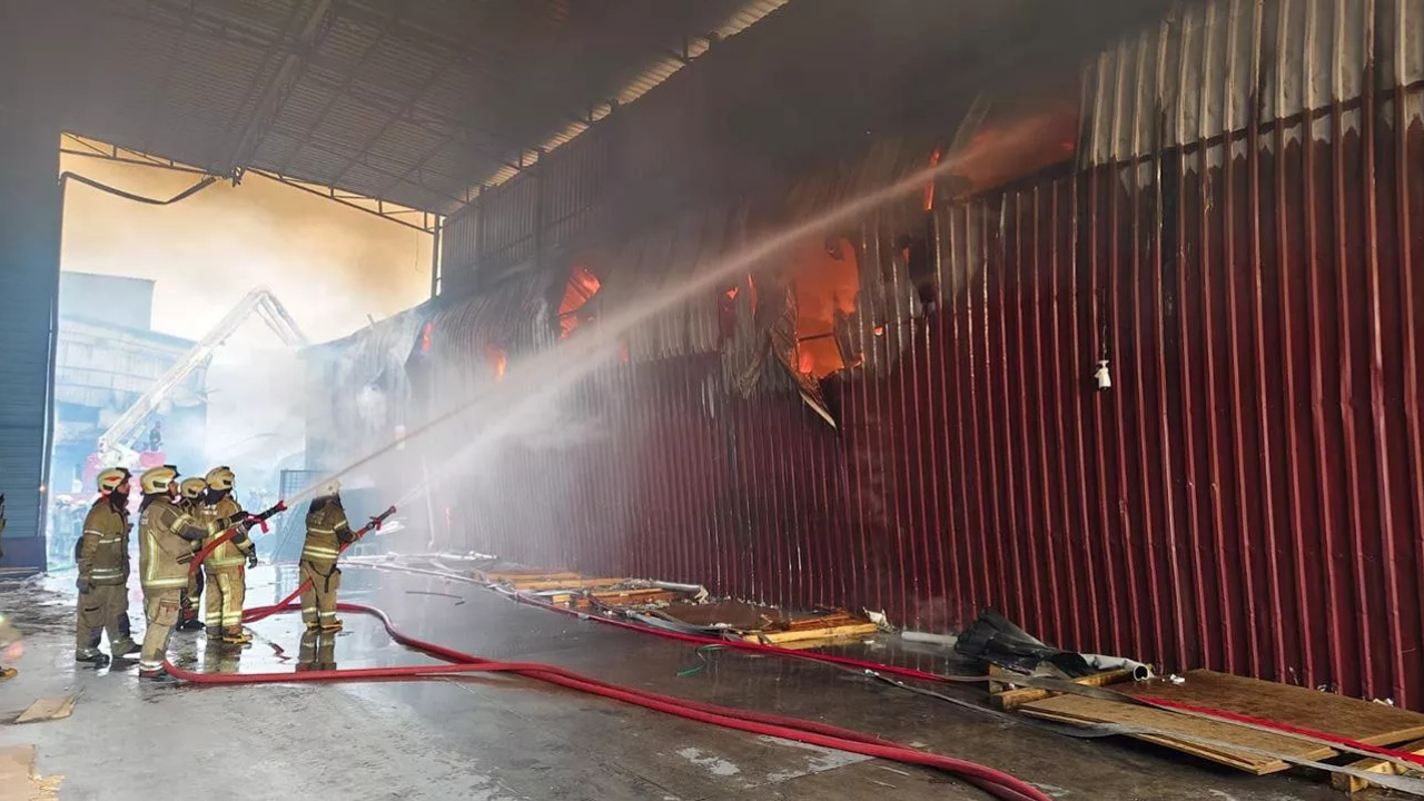 Buca'daki Mobilya Fabrikası Alevlere Teslim Oldu 2 Depo Kül Oldu2