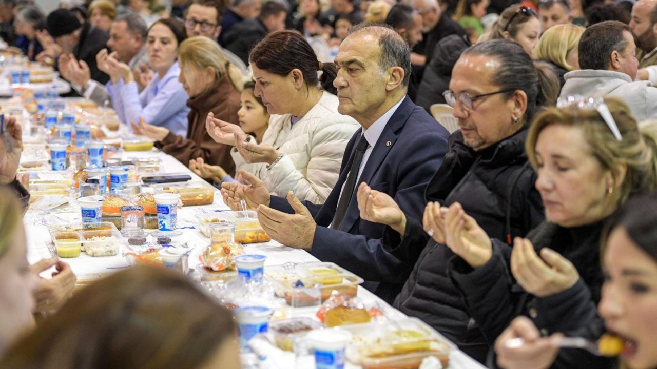 Büyükşehir'in Iftar Sofrası Bu Kez Foça'da Kuruldu1