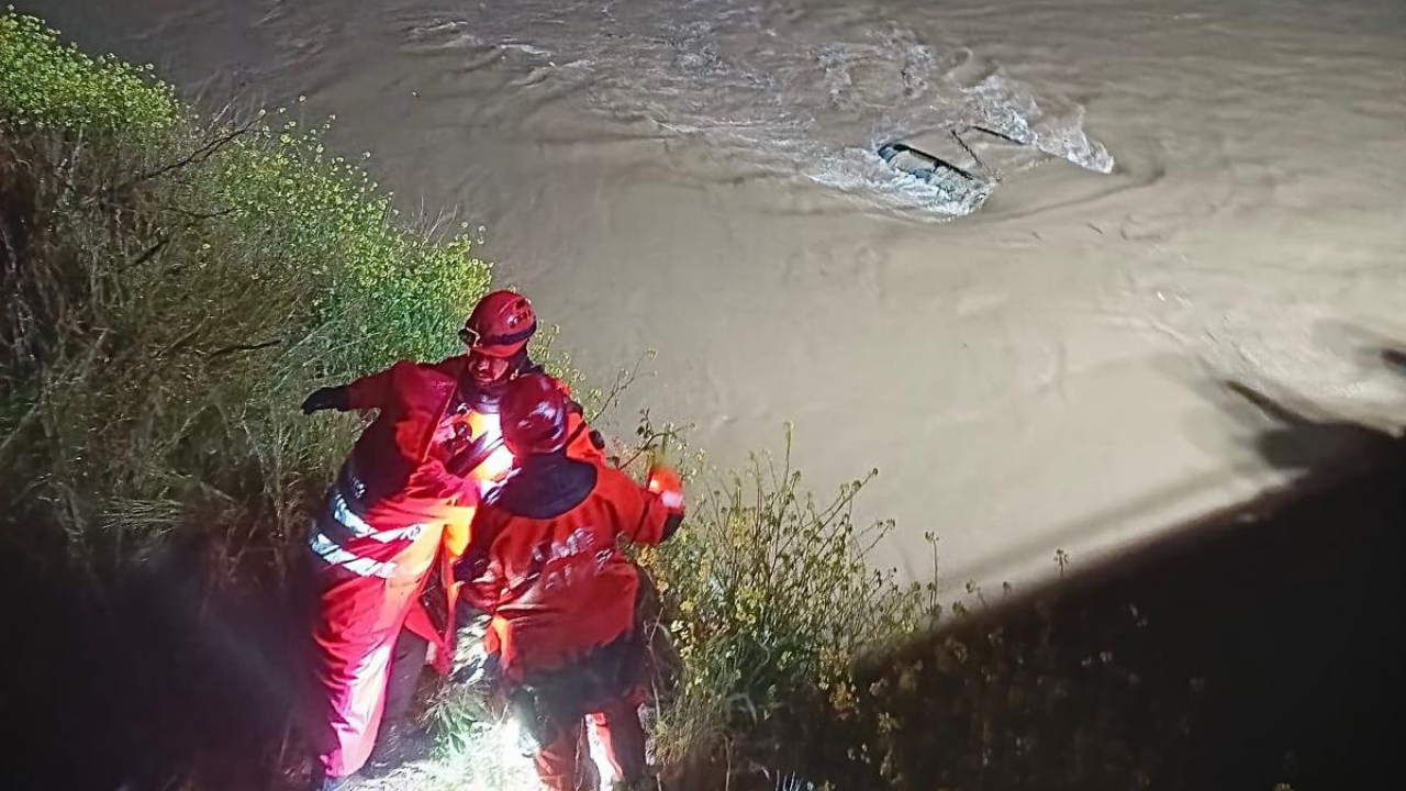 Menderes’te otomobil dereye uçtu: İzmir İtfaiye ekipleri seferber oldu-2