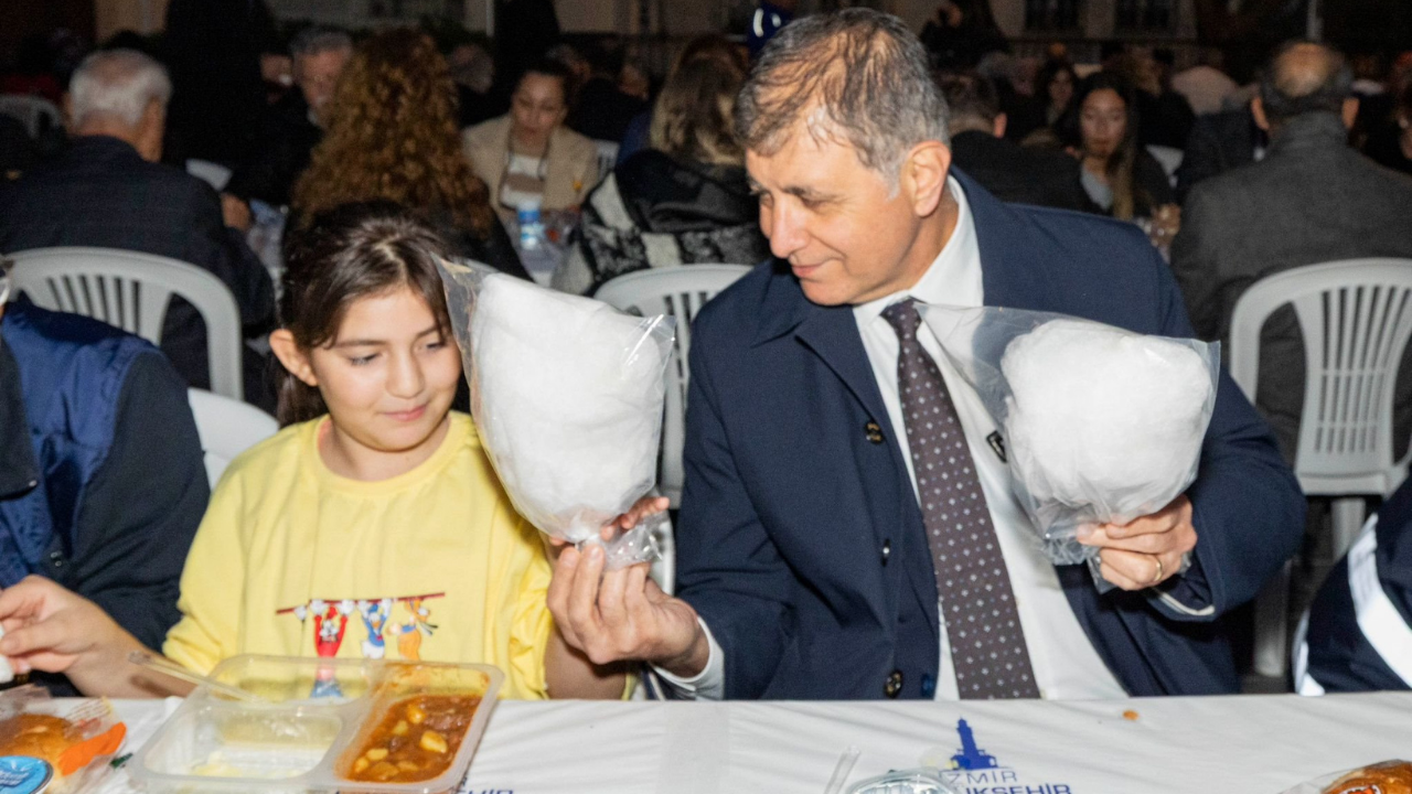 İzmir Büyükşehir Belediyesi'nin Iftar Sofrası Kemeraltı'nda Kuruldu2