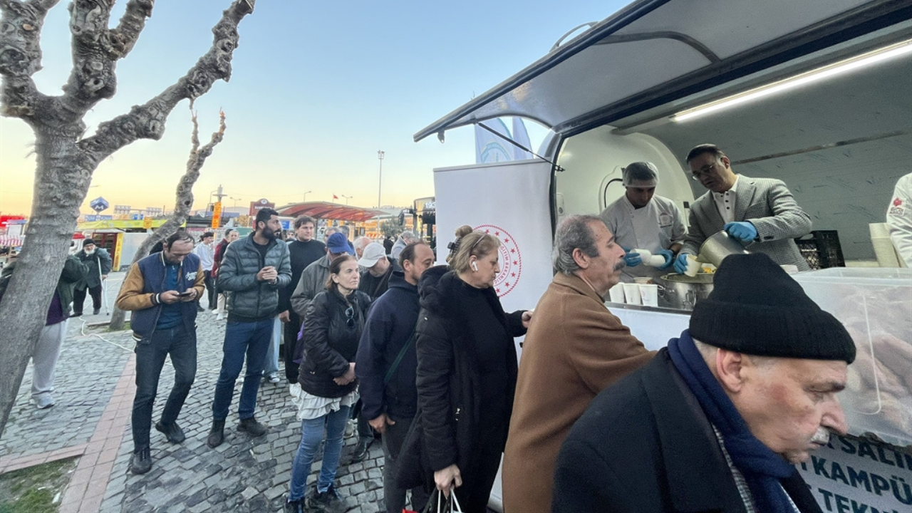 İzmir’de Meslek Lisesi Öğrencilerinden Kendi Hazırladıkları Yiyeceklerle Bin Kişilik Iftar