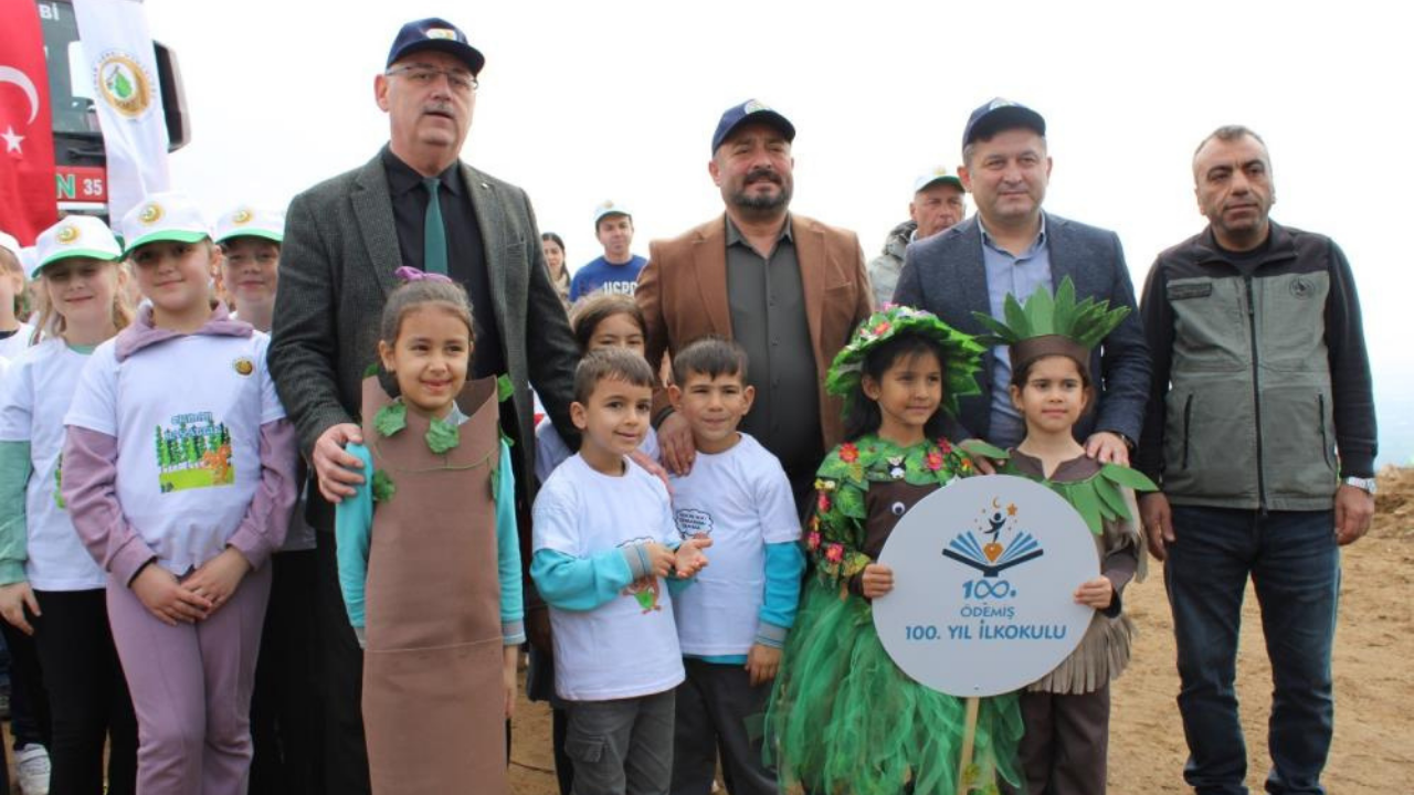 Ödemiş’te Yangın Bölgesi Yeniden Yeşeriyor Yüzlerce Fidan Toprakla Buluştu2