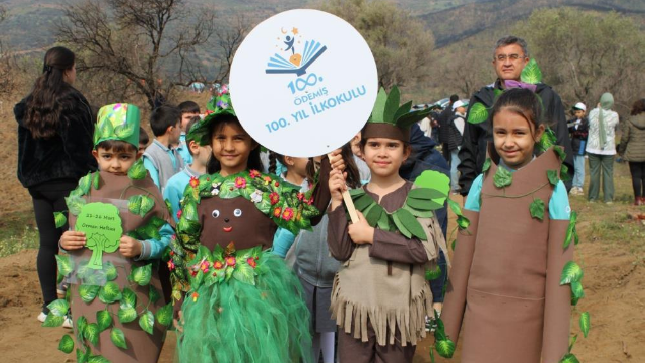 Ödemiş’te Yangın Bölgesi Yeniden Yeşeriyor Yüzlerce Fidan Toprakla Buluştu3