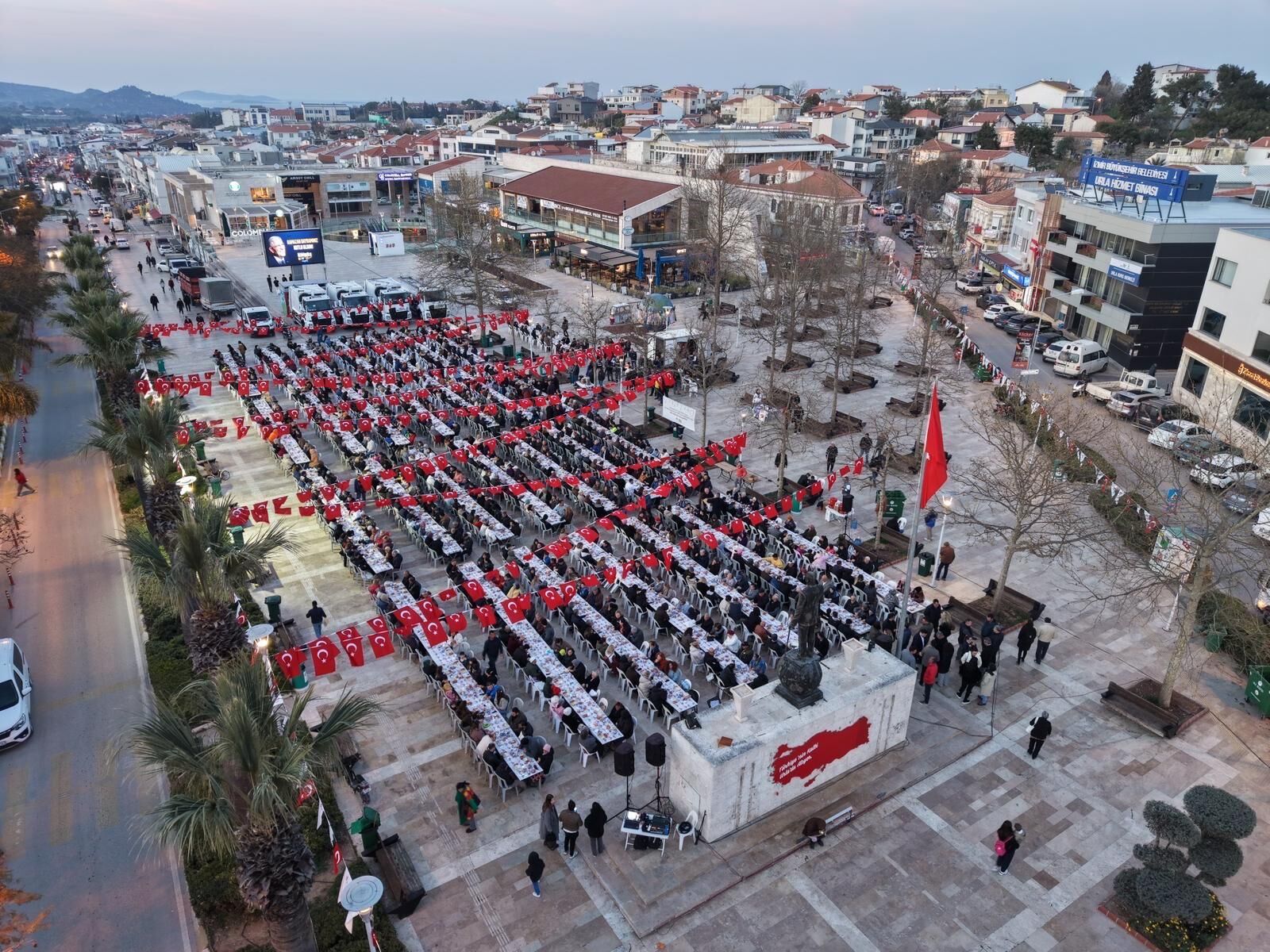 Urla’da Ramazan’ın Bereketi Dayanışma Sofralarında Paylaşıldı (1)