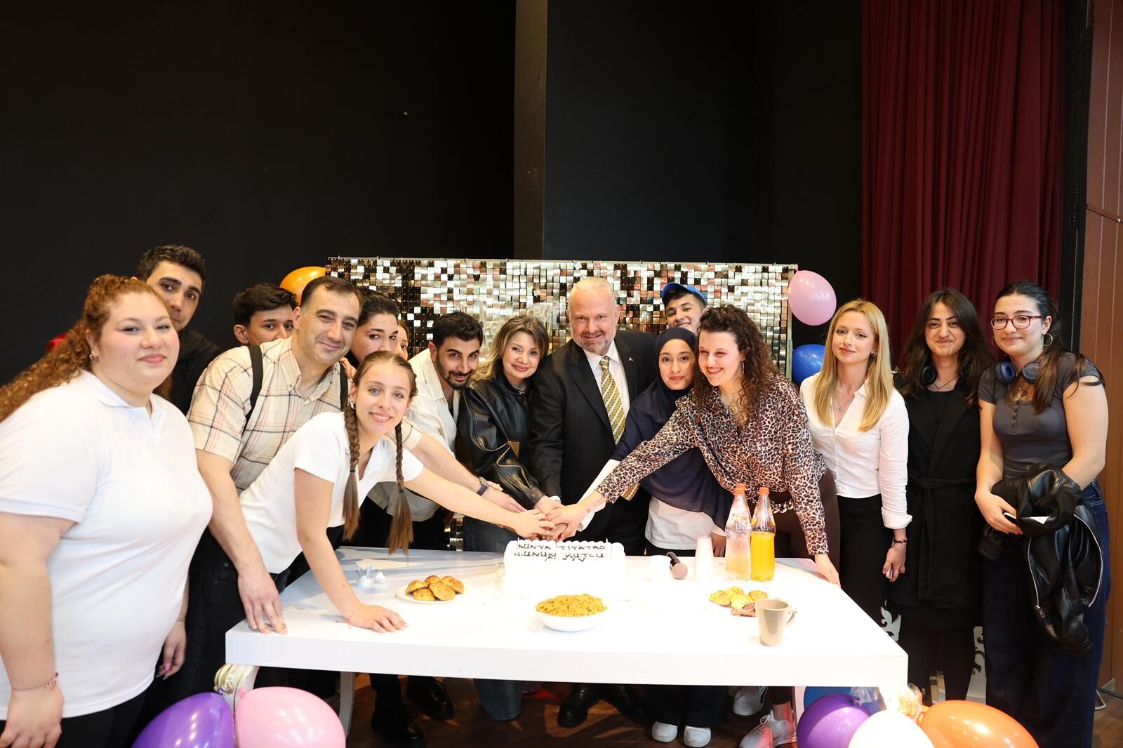 dünya tiyatrolar günü menemen belediyesinde kutlama