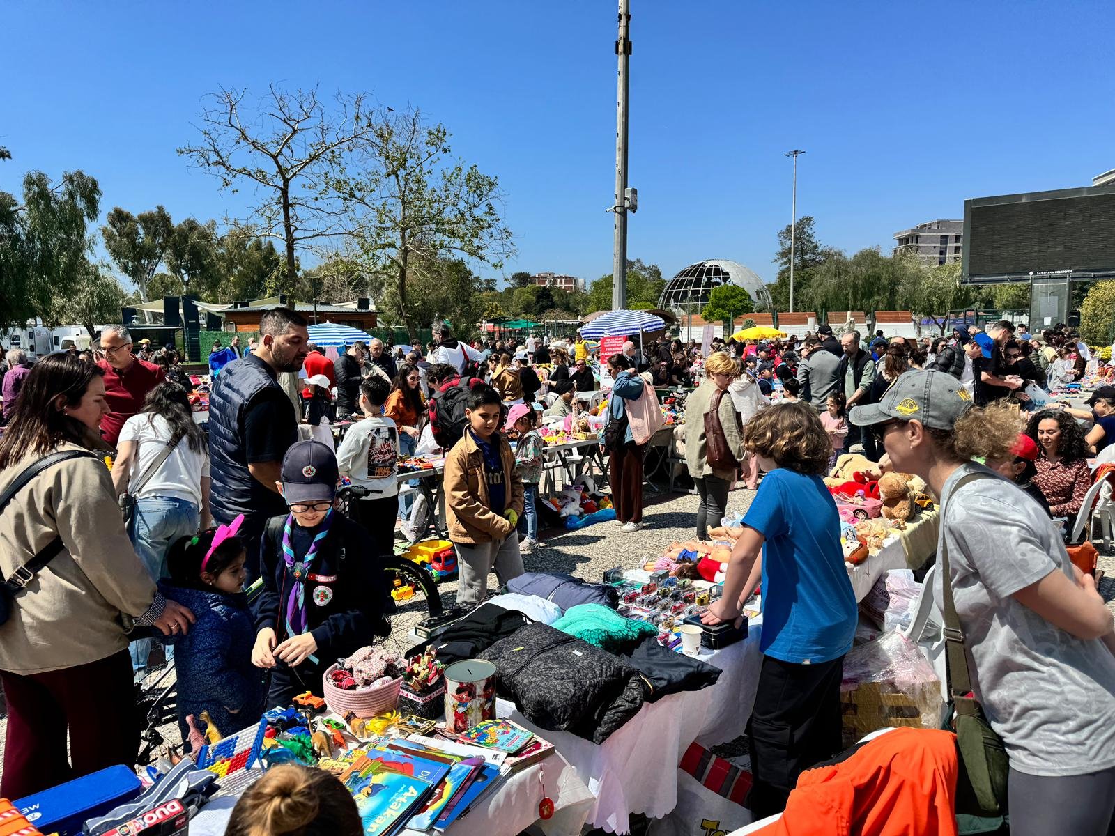Karşıyaka'da çocuklardan dayanışma dersi: 2'nci El Pazarına yoğun ilgi