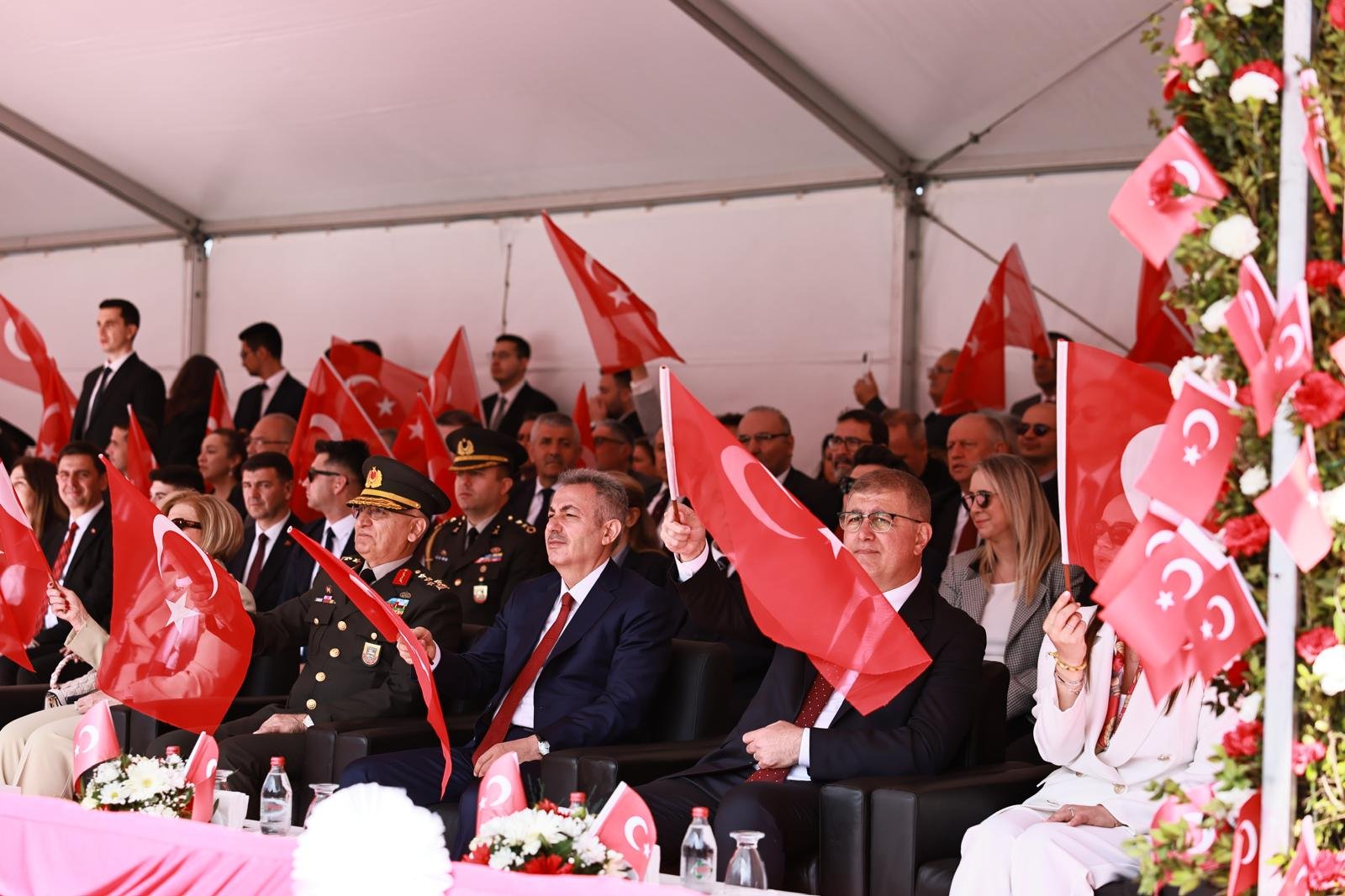 İzmir 23 Nisan’a hazır: Cumhuriyet Meydanı’nda büyük coşku