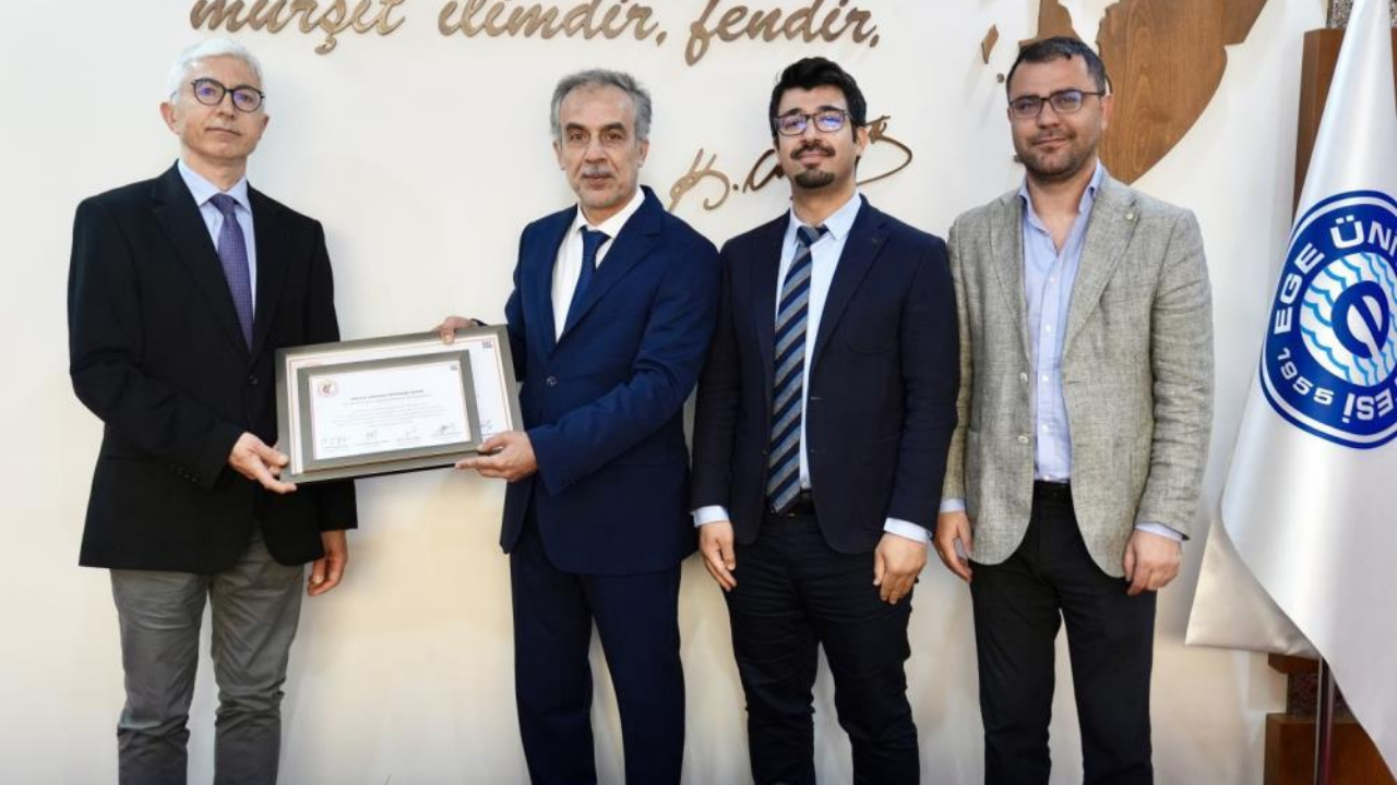 Ege Üniversitesi Senatosunda başarılı akademisyenler ve birimler ödüllendirildi-1