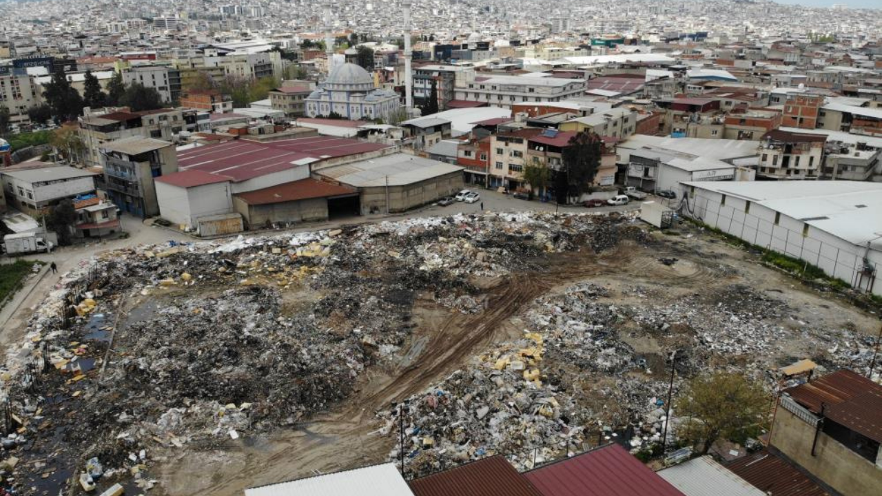 Buca’da sanayi bölgesi çöplüğe döndü: Esnaf isyan etti-1