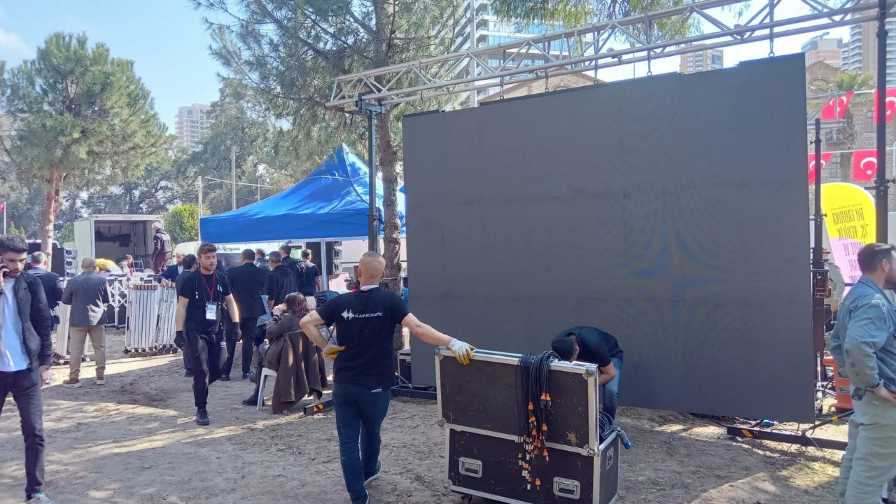 Meslek Fabrikası önünde kritik akşam: Miting öncesi alan doluyor-1