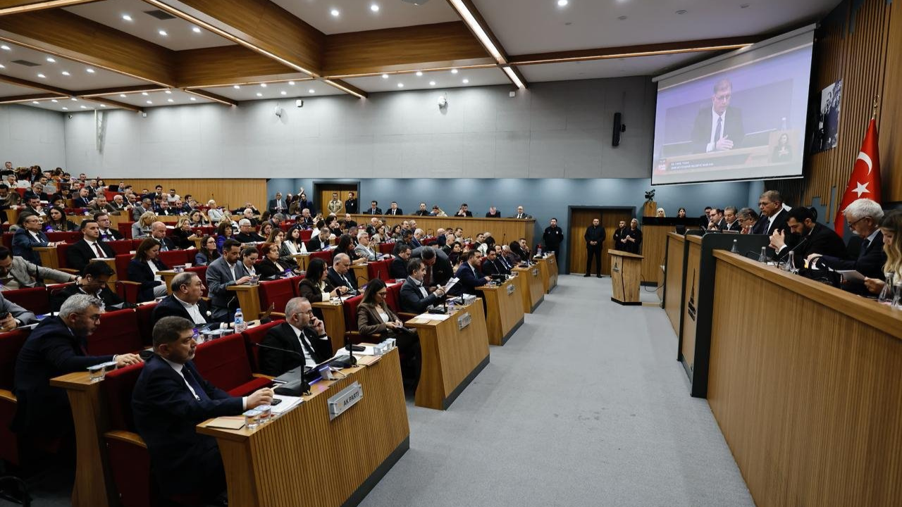 İzmir Meclisi’nde “Özgür Özel” gerilimi: Özür tartışması büyüdü