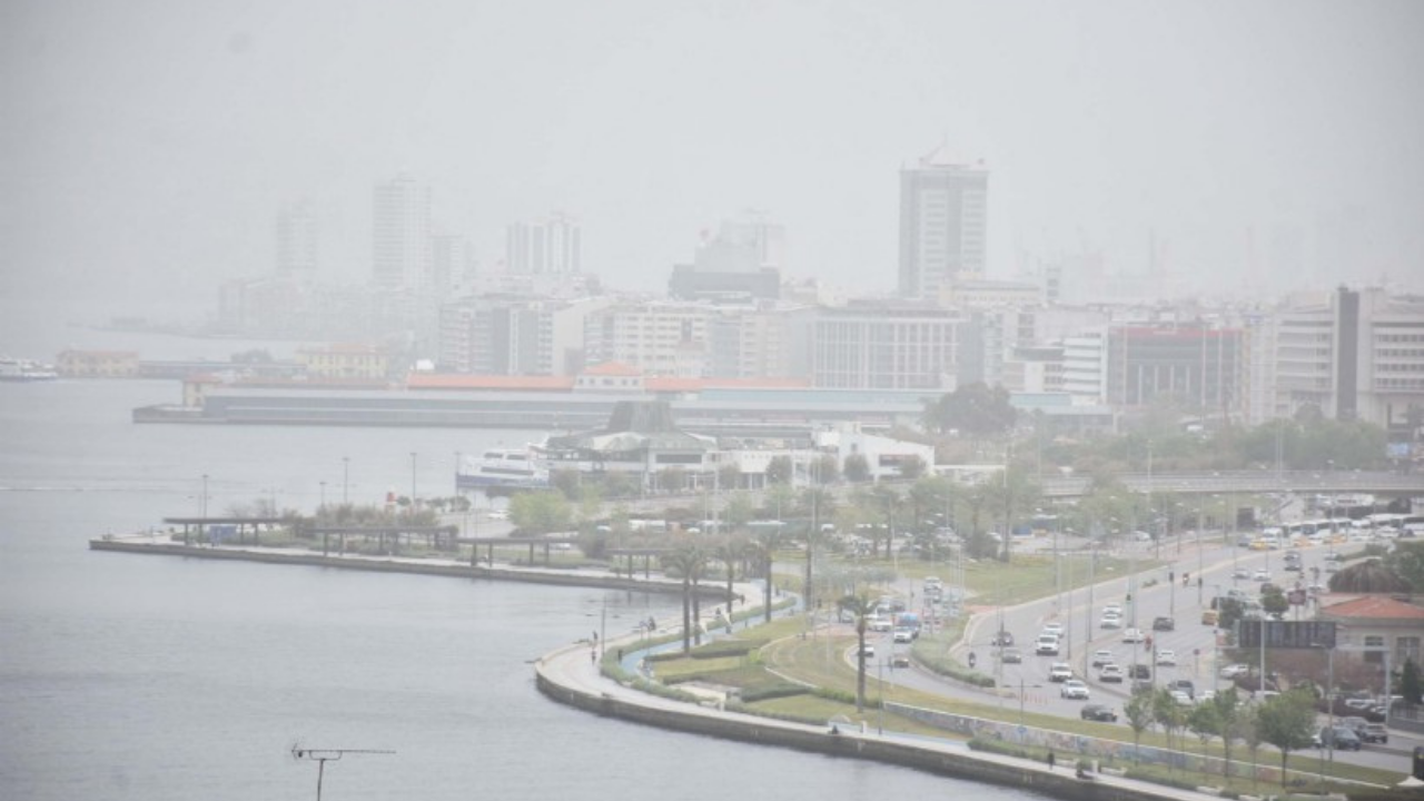 Kuzey Afrika’dan gelen çöl tozu İzmir’i etkisi altına alacak: 2 gün sürecek