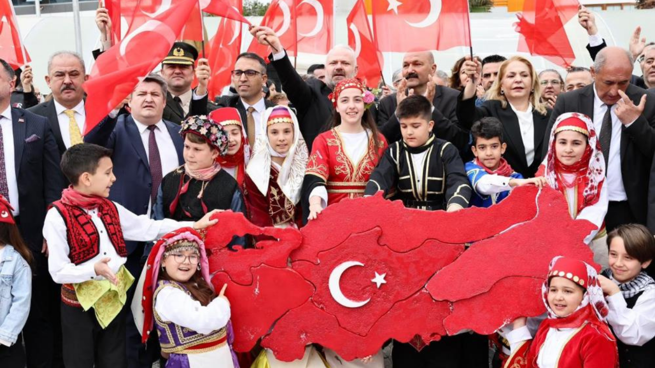 Menemen’de 23 Nisan coşkusu: Başkan Pehlivan koltuğunu minik başkana devretti-1