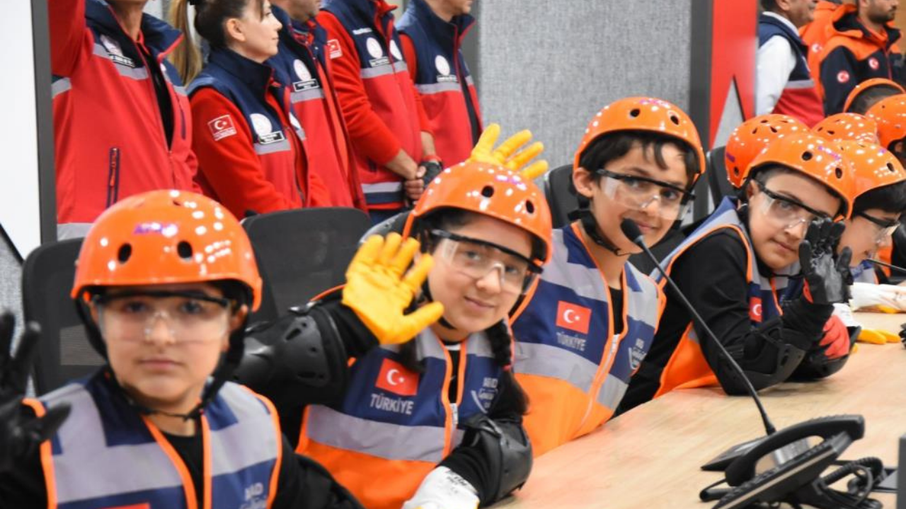 İzmir’de 23 Nisan’da minikler AFAD’da deprem tatbikatı yaptı-1