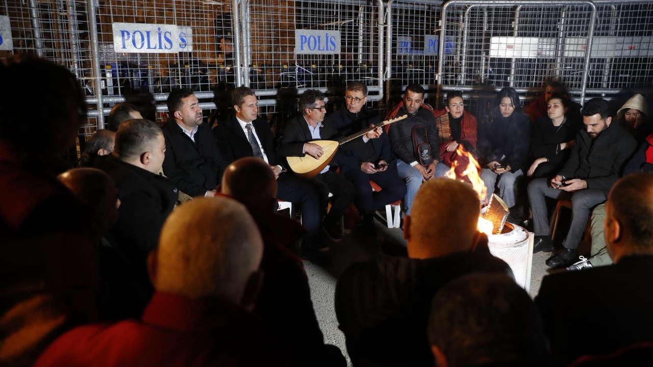 Barış Türküleri Eşliğinde Nöbet