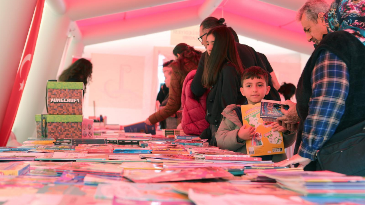 Bayraklı'da Çocuk Kitap Şenliği Yoğun Ilgi Gördü1