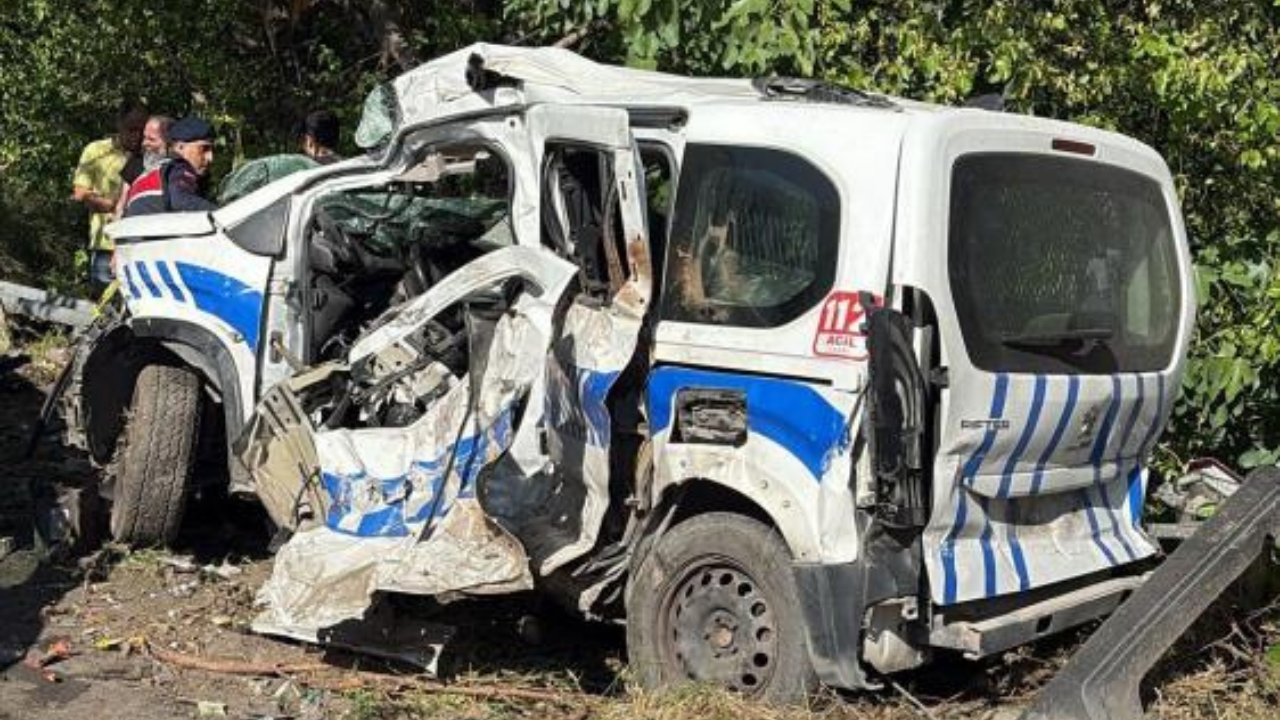 Bornova'da Freni Patlayan Tır Karşı Şeride Geçti1