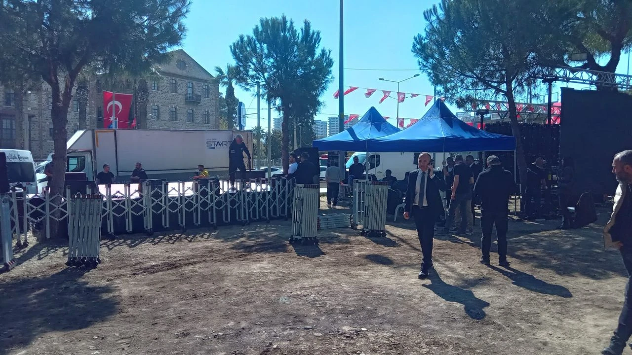 Meslek Fabrikası önünde kritik akşam: Miting öncesi alan doluyor