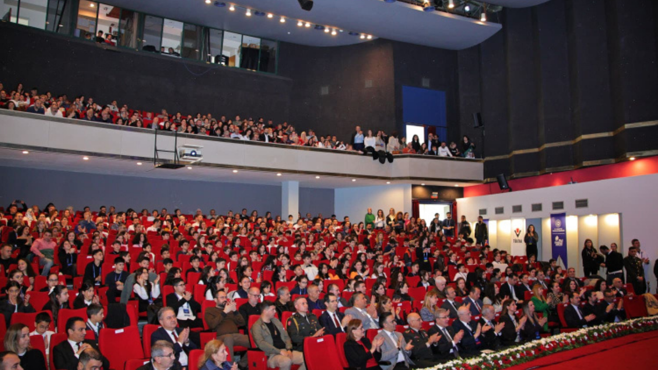 İzmir’de genç bilim insanları sahneye çıktı: TÜBİTAK 2204-B bölge ödülleri sahiplerini buldu-1
