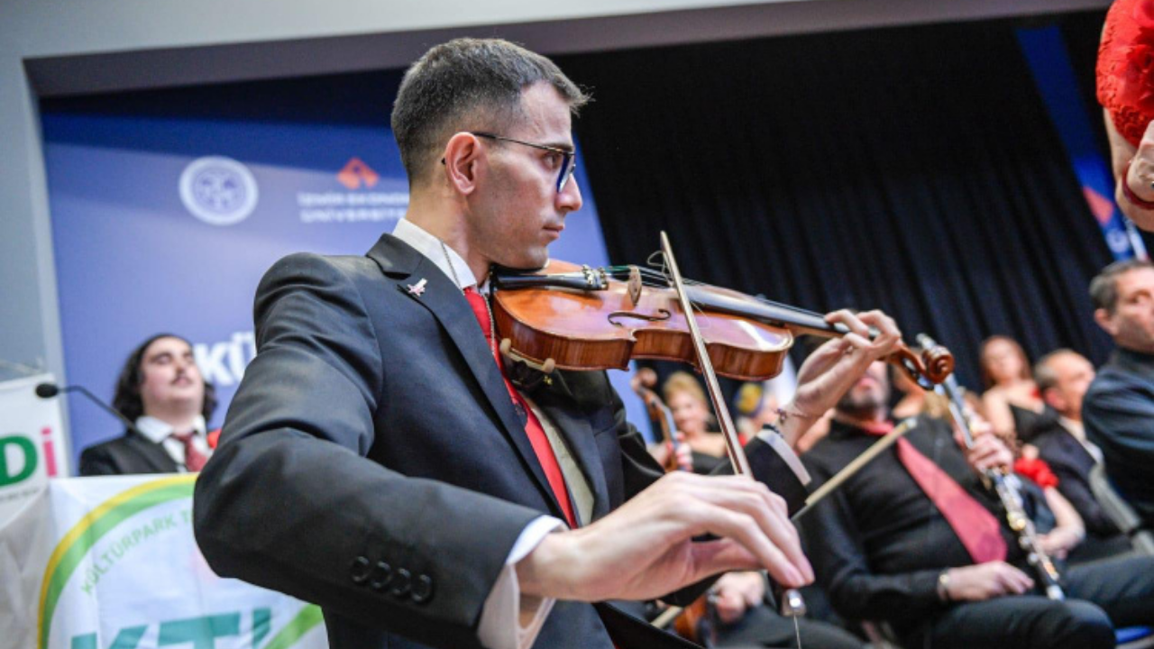 İzmir’de otizm farkındalığına anlamlı konser: Kırmızı güllerle güçlü mesaj-1
