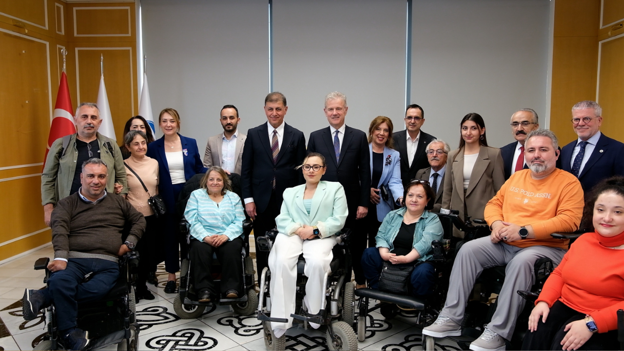 İZTO binasına 3 yıldızlı Kırmızı Bayrak: Engelli erişiminde en üst seviyeye ulaştı